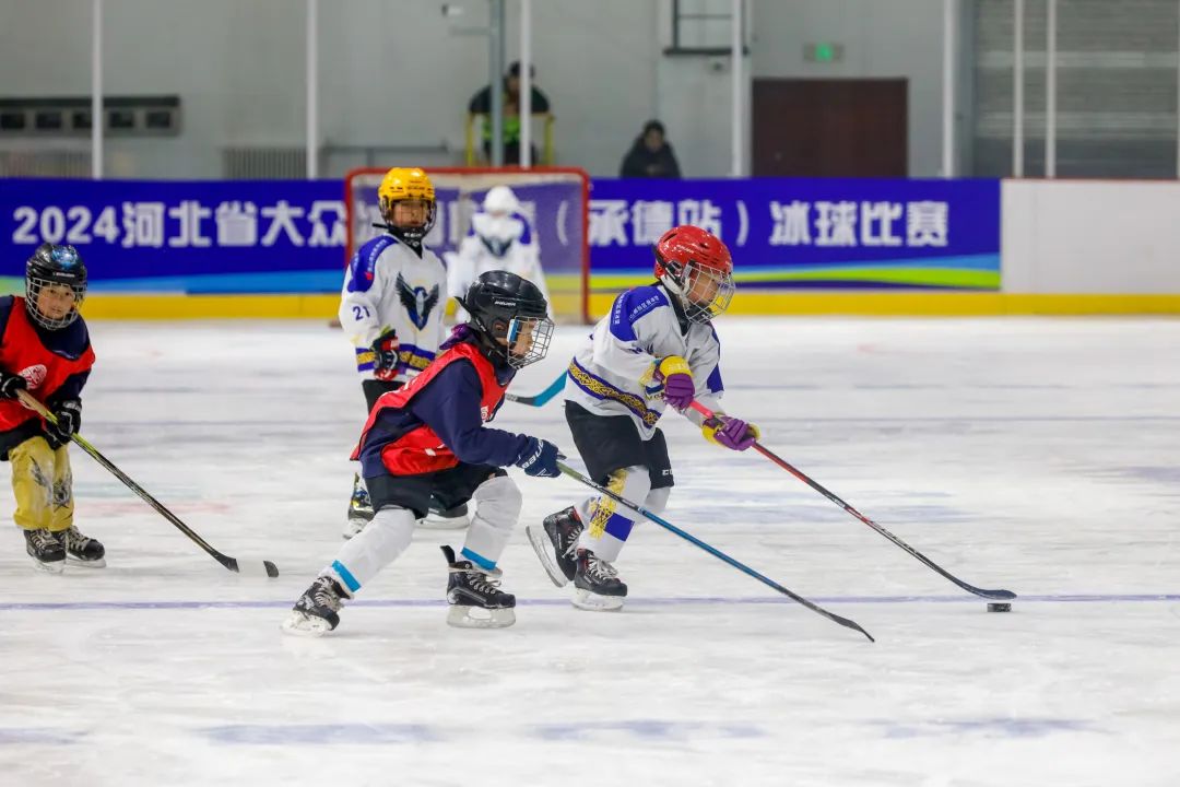 全国青少年冰球联赛，冰上激情飞扬